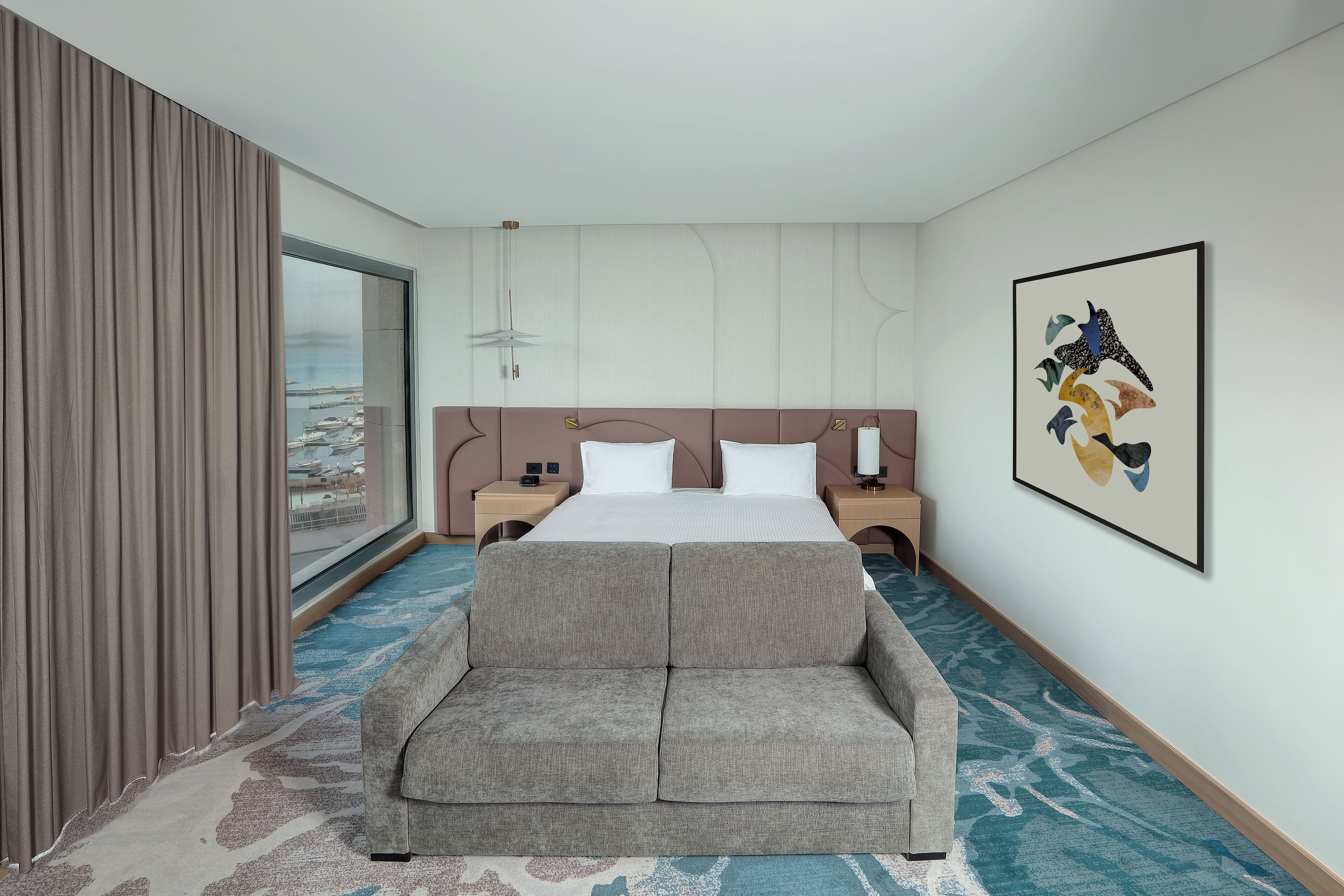 ملاءات للفراش لا تسبب الحساسية وميني بار وخزنة داخل الغرفة ومكتب