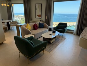 Suite (Beirut) | Woonruimte | Een 55-inch smart-tv met satellietzenders