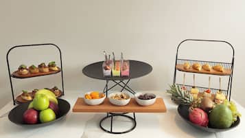 Una mesa con diversas opciones de comida y una pequeña selección de postres.