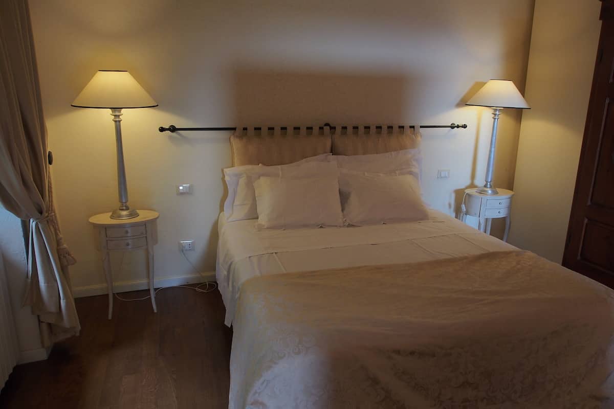 Habitación con 1 cama doble o 2 individuales | 1 dormitorio, minibar, escritorio y tabla de planchar con plancha