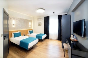 Sengetøy av topp kvalitet, minibar, safe på rommet og skrivebord