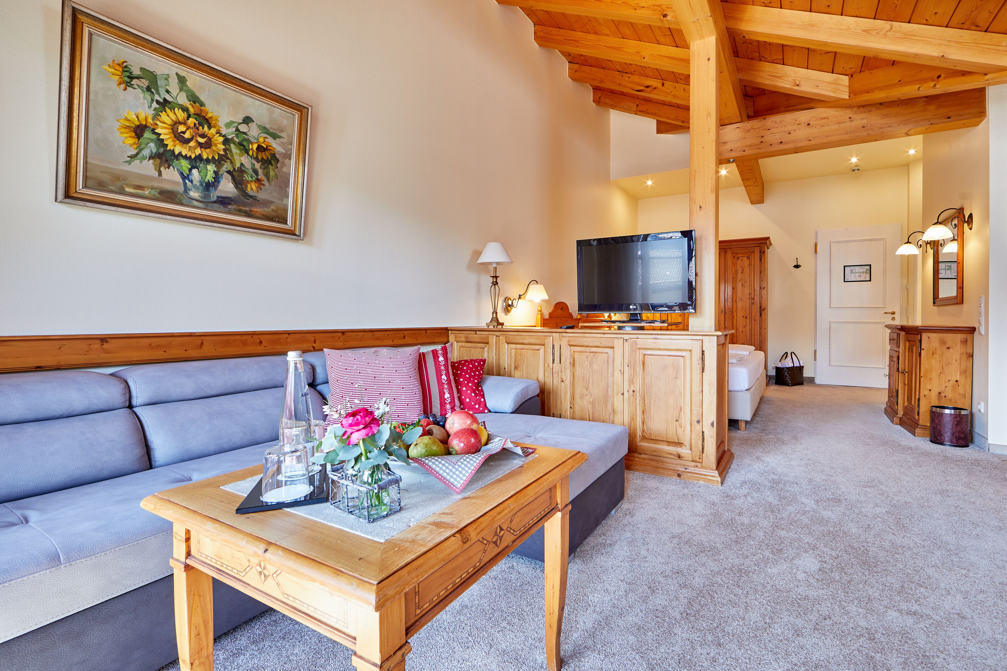 junior suite, mountain view | living area | plasma tv