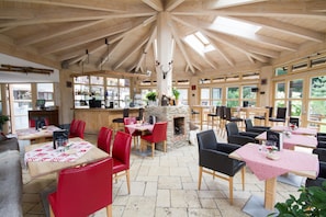 Bar (on property) - Hotel Zugspitze (Garmisch-Partenkirchen)