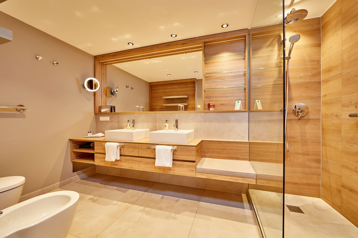 suite, 1 double bed, mountain view | bathroom | free toiletries, hair dryer, bathrobes, slippers