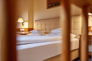 Dúplex Confort, 1 cama matrimonial | Caja de seguridad en la habitación, muebles diferentes y escritorio
