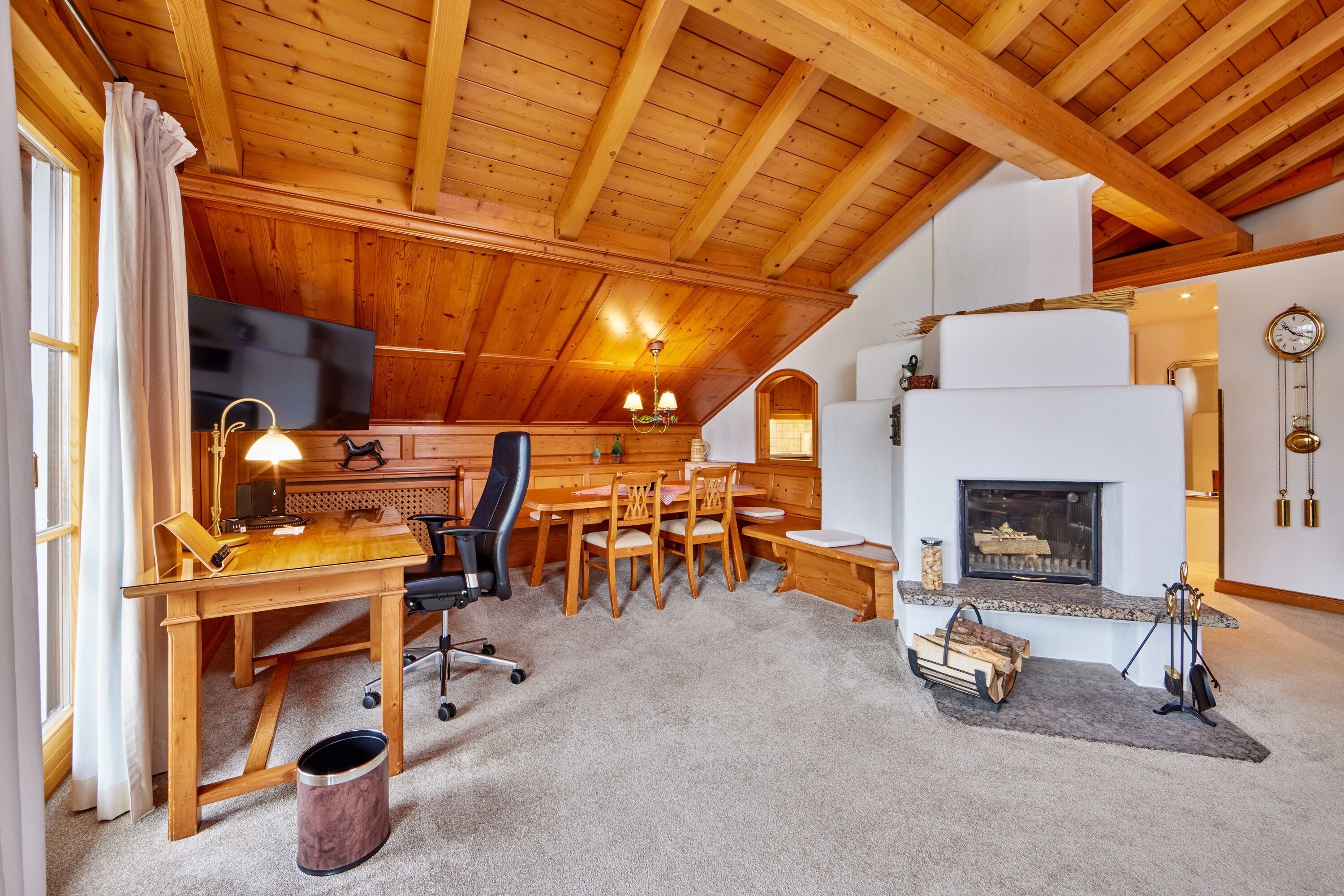 deluxe suite, 2 bedrooms, mountain view | living area | plasma tv