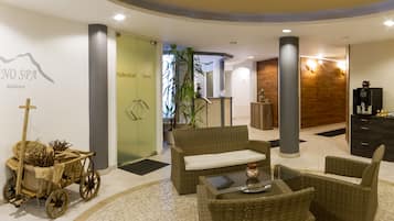 Couples treatment rooms, sauna, hot tub, steam room, body treatments