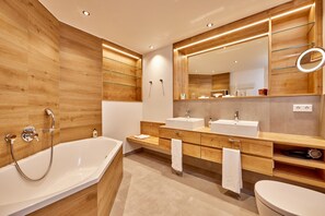 Deluxe Suite, 2 Bedrooms, Mountain View | Bathroom | Free toiletries, hair dryer, bathrobes, slippers - Hotel Zugspitze (Garmisch-Partenkirchen)