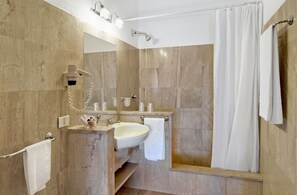 Sèche-cheveux, bidet, serviettes fournies