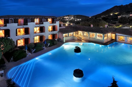 Seasonal outdoor pool. Colonna Park Hotel