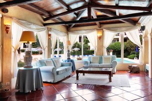 Lobby sitting area - Colonna Park Hotel (Arzachena)