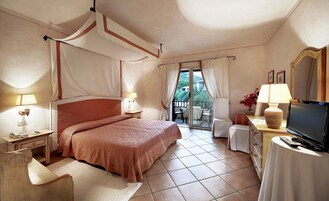 高级双人房 | 迷你吧、客房内保险箱、办公桌、隔音