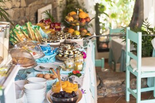 Café da manhã com buffet todos os dias (EUR 15 por pessoa) 