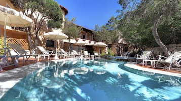 Piscina all'aperto, lettini