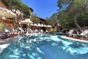 Een buitenzwembad en ligstoelen