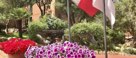 A hotel entrance with a sign reading "Hotel Cocina San Marcos."