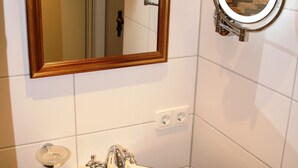Shower, free toiletries, hair dryer, towels - Beim Schupi (Karlsruhe)