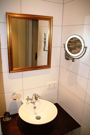 Shower, free toiletries, hair dryer, towels