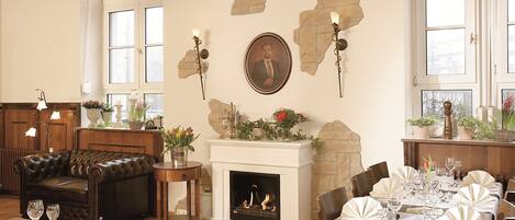 2 restaurants servant le dîner et le brunch, plats Cuisine régionale