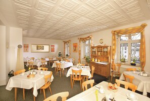 2 restaurants, dinner, brunch served; Regional cuisine 