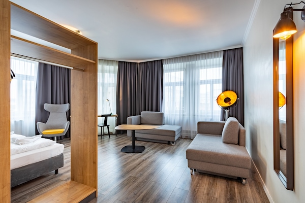 Suite familiar | Área de sala de estar | Televisión de pantalla plana de 25 pulgadas con canales por cable