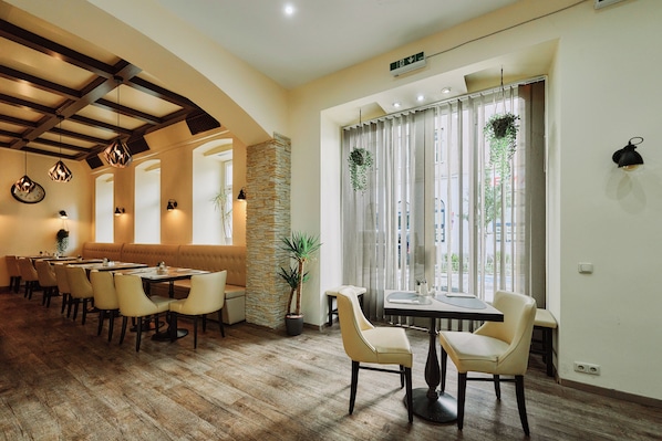 Café da manhã com buffet diário (EUR 14 por pessoa)