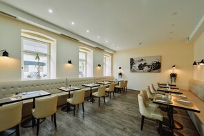 每日付費供應吃到飽自助式早餐
