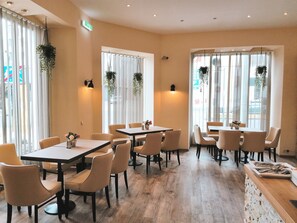 Dagelijks ontbijtbuffet (EUR 14 per persoon)