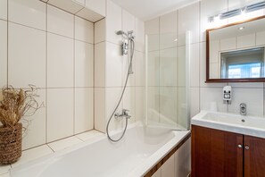 Familie suite | Badkamer | Gratis toiletartikelen, een haardroger, handdoeken, zeep