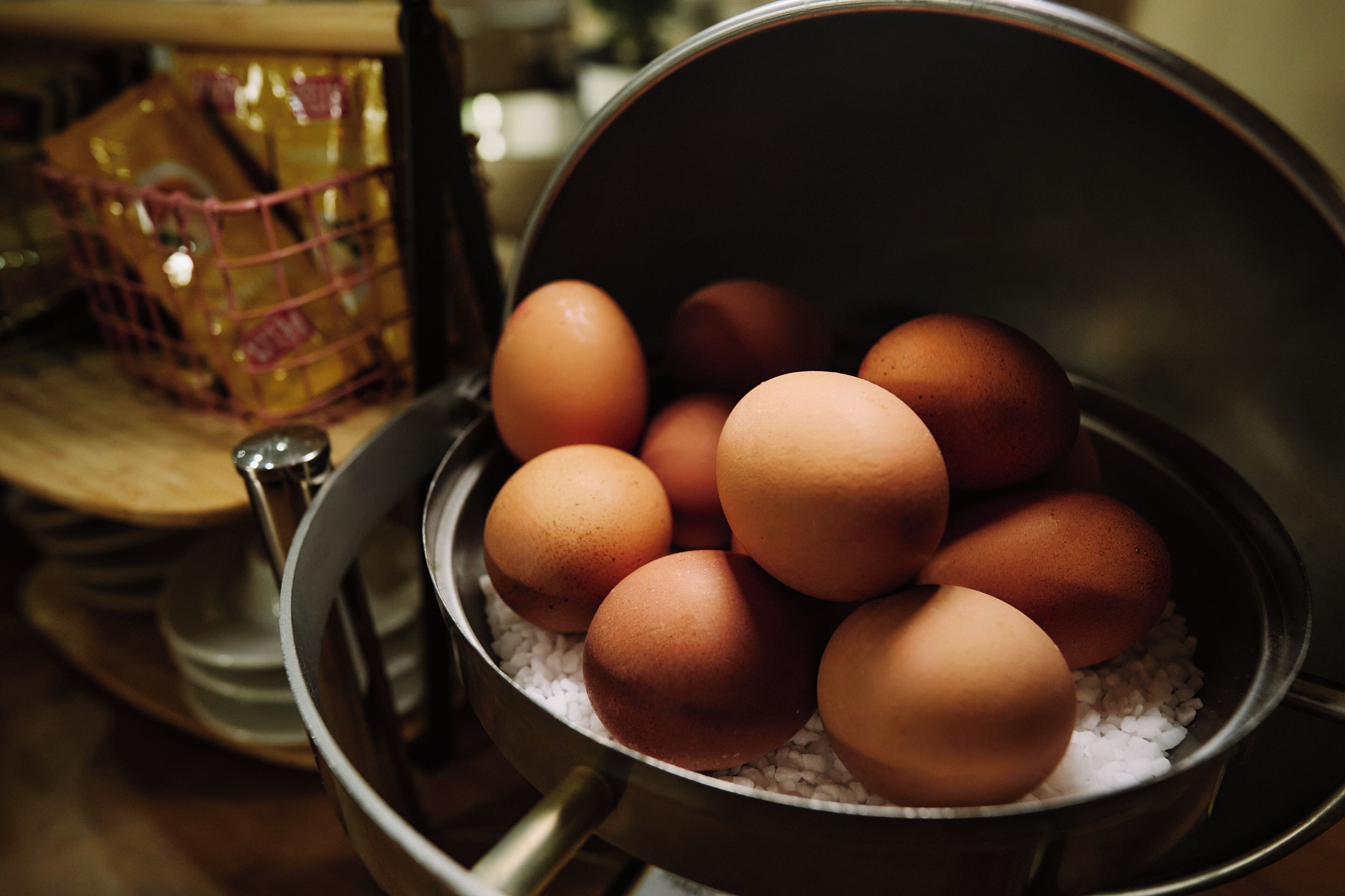 Eier in einem Topf auf dem Herd.