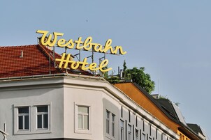 Un edificio con un letrero en el techo que dice 'Westbahn Hotel'.