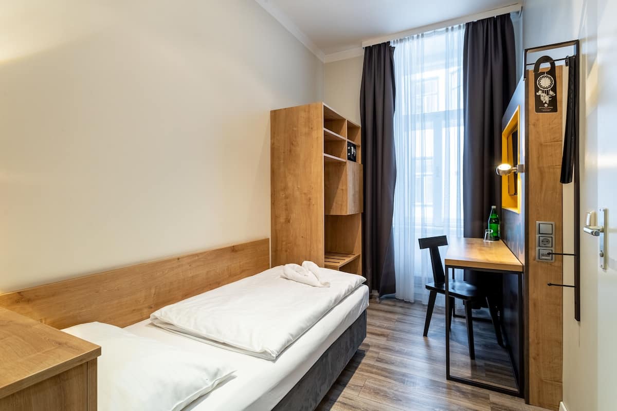 Single Room | Peti besi dalam bilik, meja, langsir/tirai gelap terus, Wi-fi percuma