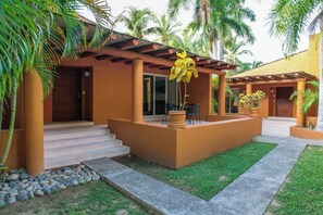 Escritorio, cortinas blackout, wifi gratis y ropa de cama 