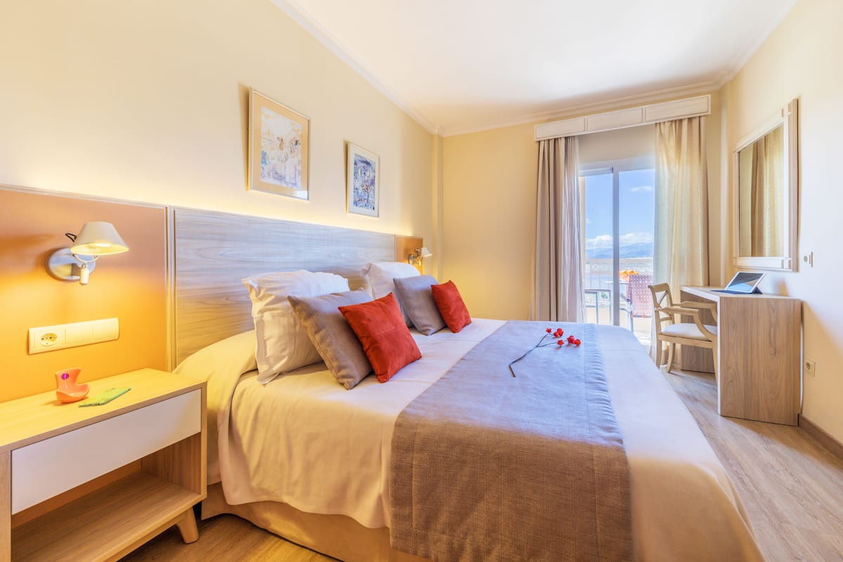 1 bedroom, in-room safe, desk, cribs/infant beds