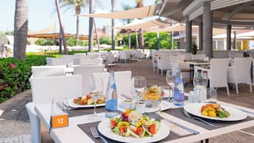 2 restaurants; ze serveren er ontbijt, lunch en diner
