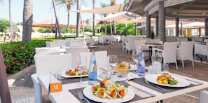 2 restaurantes; se sirve desayuno, almuerzo y cena