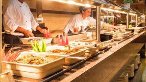 2 restaurantes; se sirve desayuno, almuerzo y cena