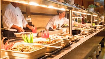 2 restaurants; breakfast, lunch and dinner served