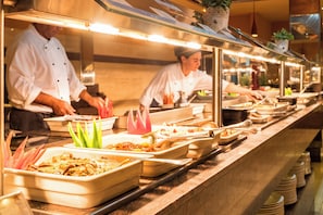 2 restaurantes; se sirven desayunos, almuerzos y cenas