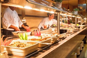 2 restaurants; breakfast, lunch, and dinner served