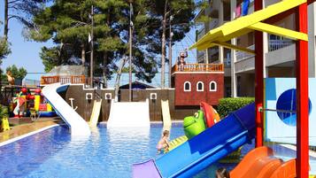 Una piscina techada, 4 piscinas al aire libre