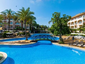 Piscine couverte, 4 piscines extérieures