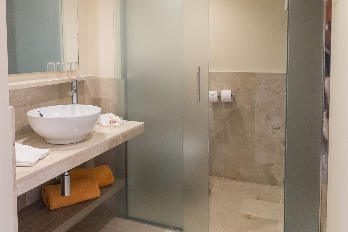 Shower, free toiletries, hair dryer, towels