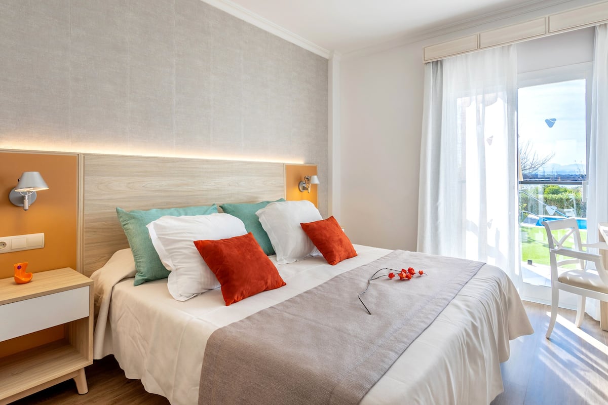 1 bedroom, in-room safe, desk, cribs/infant beds