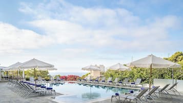 Piscina externa, guarda-sóis, espreguiçadeiras
