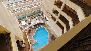 Kolam renang indoor