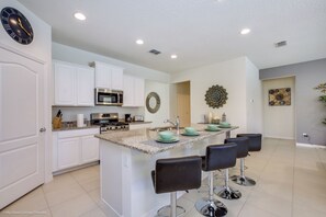 Hus - 5 sovrum - privat pool | Eget kök | Kylskåp, mikrovågsugn, ugn och spishäll