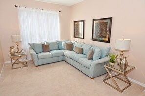 Maison, 5 chambres, piscine privée | Aire de séjour | Téléviseur de 0 po avec télévision par câble