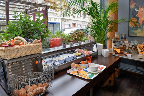 Daily buffet breakfast for a fee