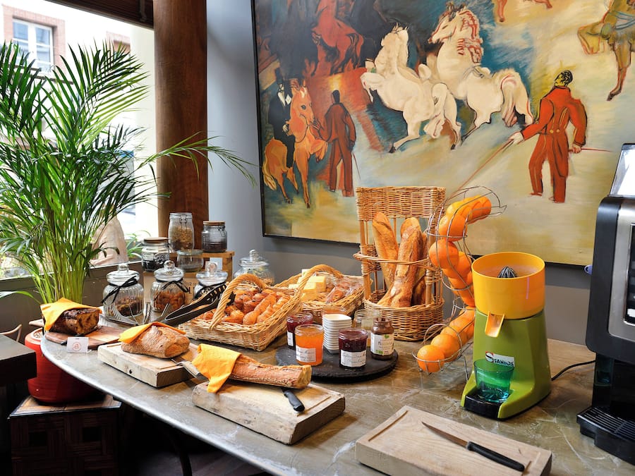 Petit déjeuner buffet (13.00 EUR par personne)